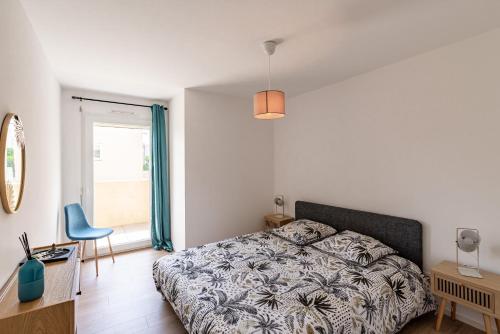 une chambre avec un lit, un bureau et une fenêtre dans l'établissement Elisa T3 bord de mer cosy et confortable, à Calvi