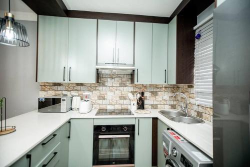 Dapur atau dapur kecil di Luxuriously finished 2 bedroom