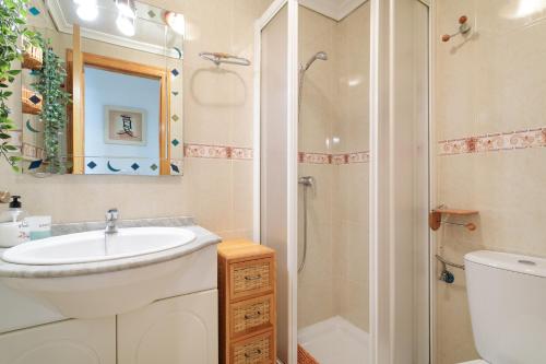 a bathroom with a sink and a shower at Duplex En Gran Alacant in Puerto Marino