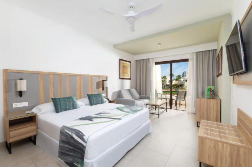 Postel nebo postele na pokoji v ubytování Hotel Riu Karamboa - Adults Only - All Inclusive