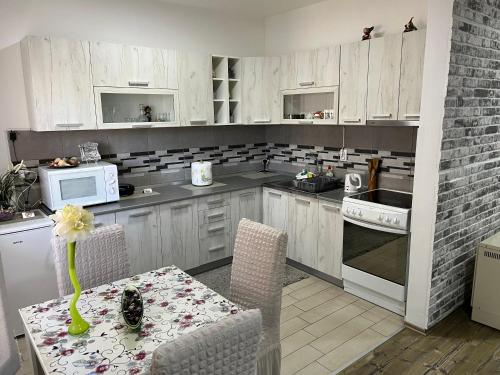 Kuchyň nebo kuchyňský kout v ubytování Apartman Bondi