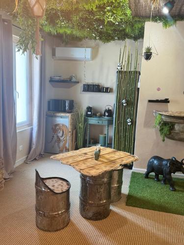 Cette chambre comprend une table en bois et une statue d'ours. dans l'établissement La Jungle de Sissy, à Saintes-Maries-de-la-Mer