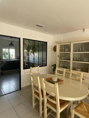 une salle à manger avec une table et des chaises dans l'établissement St Cyprien belle maison confortable ensoleillee avec jardin, à Saint-Cyprien