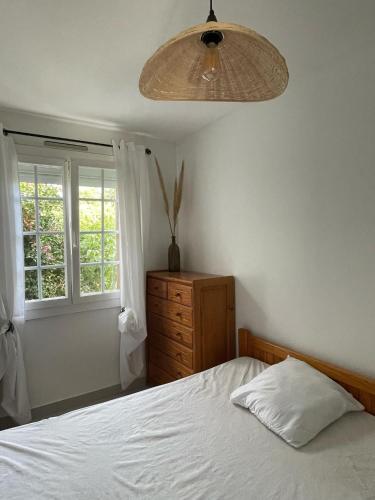 une chambre avec un lit blanc et une fenêtre dans l'établissement St Cyprien belle maison confortable ensoleillee avec jardin, à Saint-Cyprien