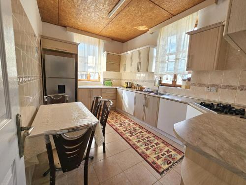 Η κουζίνα ή μικρή κουζίνα στο Burcu Guest Home