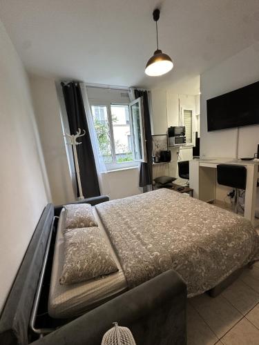 une chambre avec un lit et un canapé dans l'établissement Studio Proche Tour Eiffel, à Paris