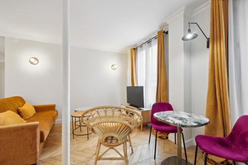 un salon avec un canapé, une table et des chaises dans l'établissement Bluestay 114 : Superbe appartement à Bastille, à Paris