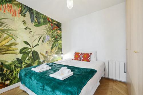une chambre avec un lit avec deux serviettes dessus dans l'établissement Bluestay 114 : Superbe appartement à Bastille, à Paris