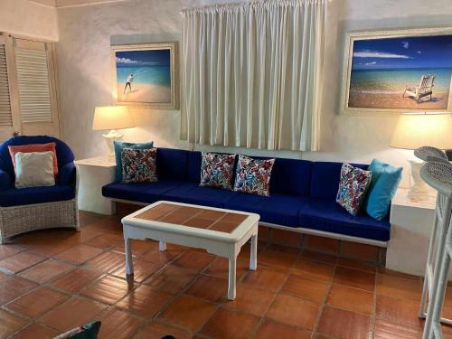 Χώρος καθιστικού στο Fabulous condo, 5 mins from Mullins Beach.