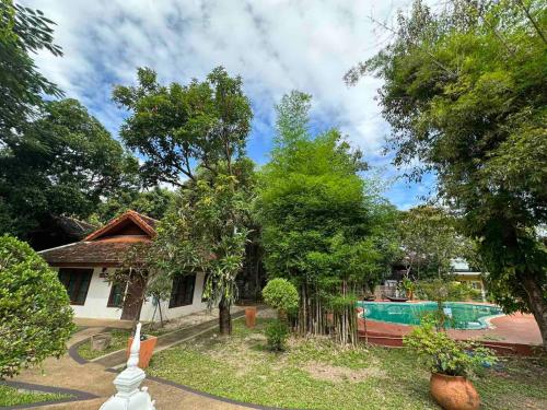 Bazén v ubytování Mango Tree Resort nebo v jeho okolí