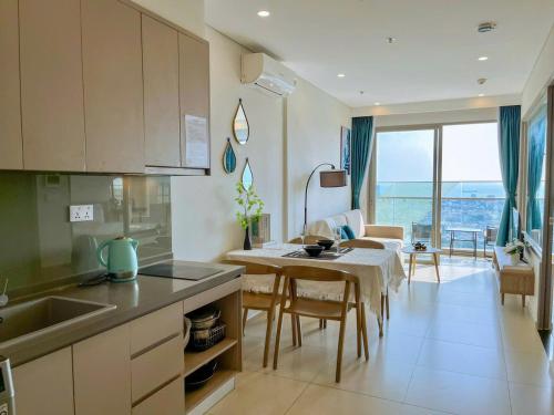 Кухня или мини-кухня в MeoMeo Homestay - The Sóng Apartment
