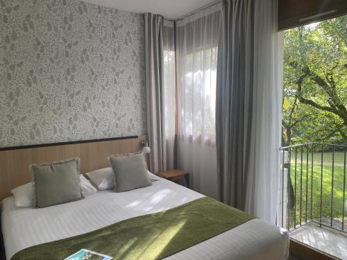Katil atau katil-katil dalam bilik di Hôtel Les Esclargies