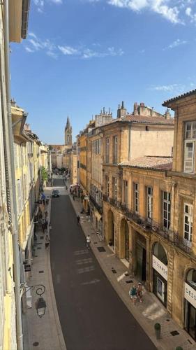 une vue d'une rue dans une ville avec des bâtiments dans l'établissement Le Prêcheur, à Aix-en-Provence
