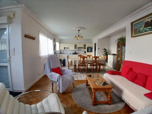 un salon avec un canapé et une table dans l'établissement Maison avec jardin clos La Roche Jaudy, à La Roche-Derrien