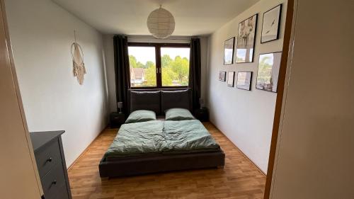 Postel nebo postele na pokoji v ubytování Ferienwohnung im Leinebogen