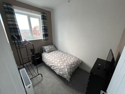 Clayton le MoorsにあるEntire House - 4 Bed - Sleeps 6のベッドと窓のある寝室