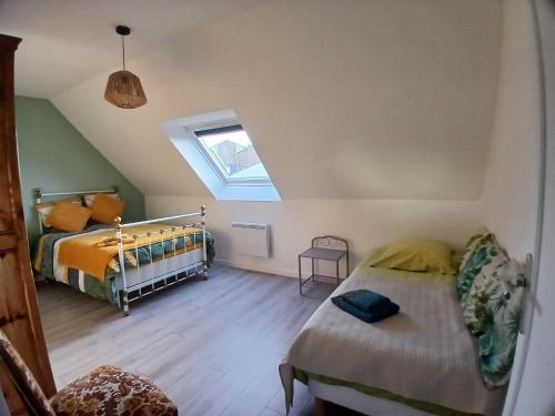 Postel nebo postele na pokoji v ubytování Maison avec jardin clos La Roche Jaudy