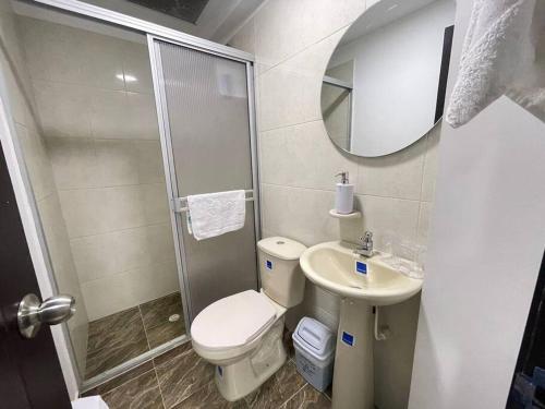 Koupelna v ubytování Castellana 202 - Apartaestudio loft en la Castellana Norte