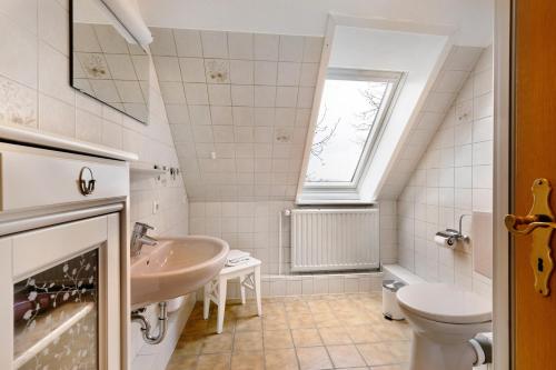 ein Badezimmer mit Waschbecken und Toilette in der Unterkunft Ferienwohnung Norderwurth in Büsumer Deichhausen