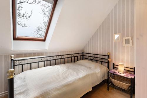ein Schlafzimmer mit einem Bett und einem Fenster in der Unterkunft Ferienwohnung Norderwurth in Büsumer Deichhausen