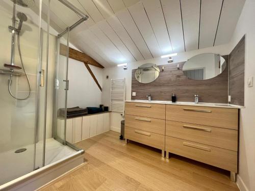 シャトー・ドロンヌにあるLa Grande Furetièreのシャワーと洗面台付きのバスルーム