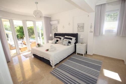 En eller flere senge i et værelse på Villa with fabulous Barbeque House