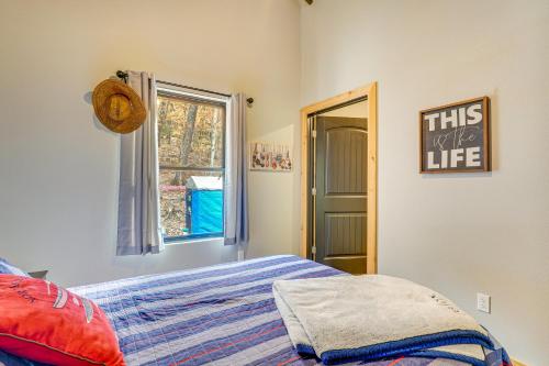 Katil atau katil-katil dalam bilik di Beaver Lake Home on 3 Acres with Lake Access!