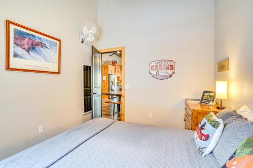 Katil atau katil-katil dalam bilik di Beaver Lake Home on 3 Acres with Lake Access!