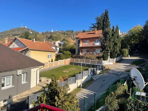 Una vista aérea de un barrio residencial con casas. en Sunset Apartmani, en Vršac