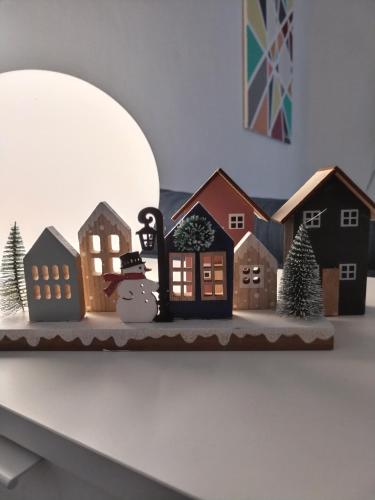 a shelf with a group of houses and a christmas ornament at un balcone sul lago in Omegna