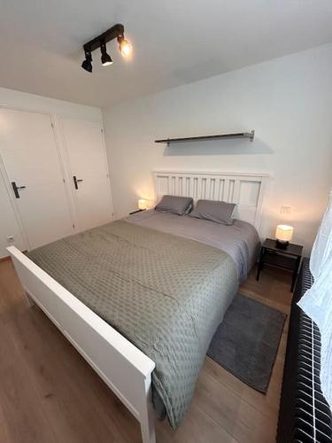 - une chambre avec un grand lit et 2 lampes dans l'établissement Le Premeaux, au cœur des vignes, à Prémeaux