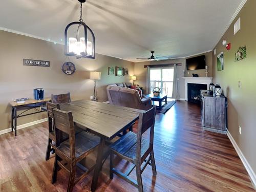 Khu vực ghế ngồi tại Peaceful River View Cedar Lodge 604