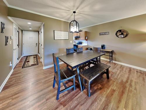 Ảnh trong thư viện ảnh của Peaceful River View Cedar Lodge 604 ở Pigeon Forge