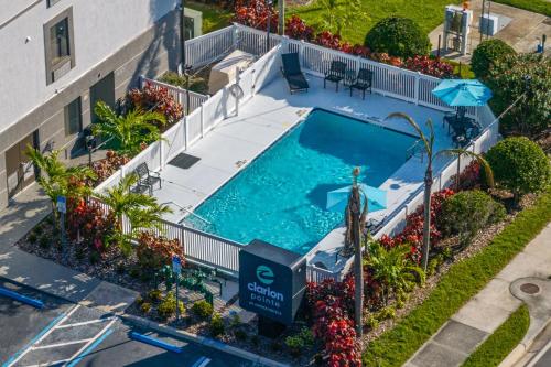 an overhead view of a swimming pool at a hotel at Clarion Pointe Lakeland I-4 in Lakeland