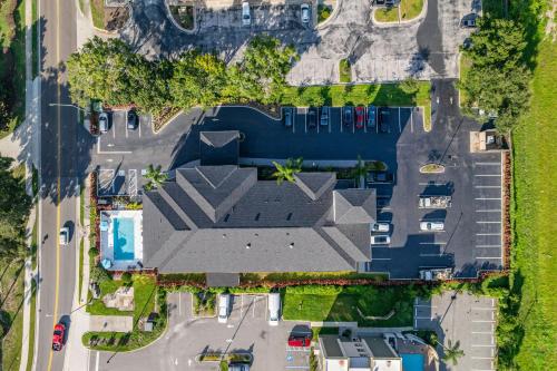 an overhead view of a building with a parking lot at Clarion Pointe Lakeland I-4 in Lakeland
