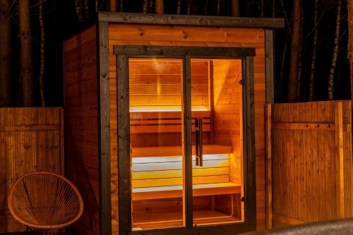 Una cama o camas en una habitación de Osada LoveLaski - balia jacuzzi, sauna i kominek - całoroczne domki premium