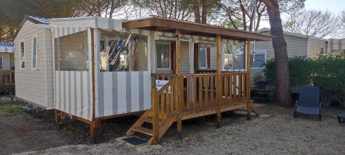 une petite maison avec un porche et une porte dans l'établissement landes 460, à Gastes