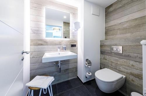 Ένα μπάνιο στο 5 Sterne Strandräuber in Wustrow - Balkon, Sauna & Ostsee