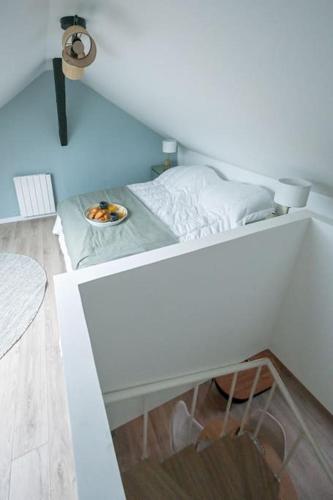 Cette chambre dispose d'un lit avec une assiette de nourriture. dans l'établissement Duplex Elégant - 250m plage, à Étretat