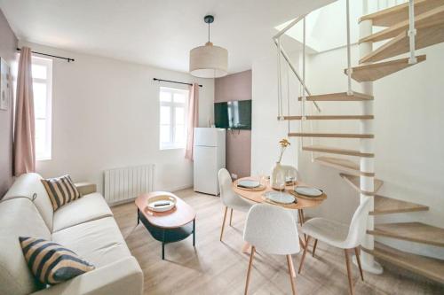 - un salon avec un canapé blanc et un escalier en colimaçon dans l'établissement Duplex Elégant - 250m plage, à Étretat