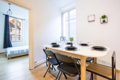 une salle à manger avec une table et quatre chaises dans l'établissement La fosse aux singes - 5 min de la Fosse Dionne, à Tonnerre