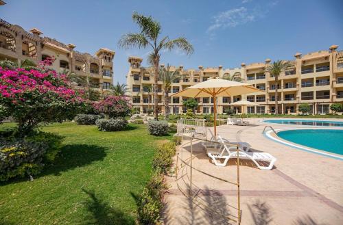 Bazén v ubytování Sahl hasheesh Al saraya resort nebo v jeho okolí