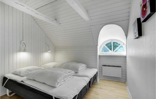 Ένα ή περισσότερα κρεβάτια σε δωμάτιο στο Amazing Home In Vestervig With Sauna