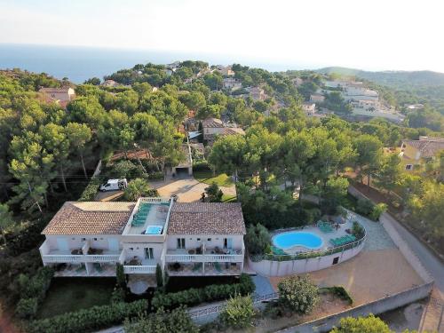 une vue aérienne d'une maison avec piscine dans l'établissement Grand Studio 