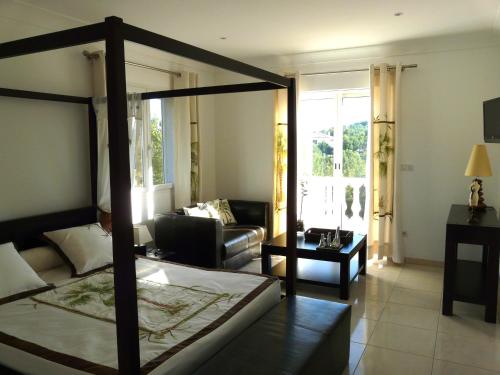 une chambre avec un lit et un salon dans l'établissement Grand Studio "Méjean" - Domaine Ciel et Mer, à Ensuès-la-Redonne