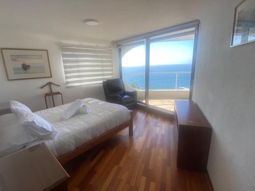 a bedroom with a bed and a view of the ocean at La mejor vista de Viña del Mar in Viña del Mar