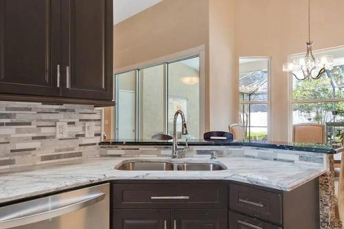 Kuchyň nebo kuchyňský kout v ubytování Cheerful 4 bedrooms 3 bath pool in a quiet neighborhood