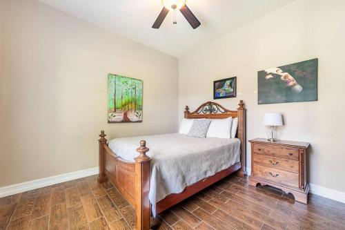 Postel nebo postele na pokoji v ubytování Cheerful 4 bedrooms 3 bath pool in a quiet neighborhood