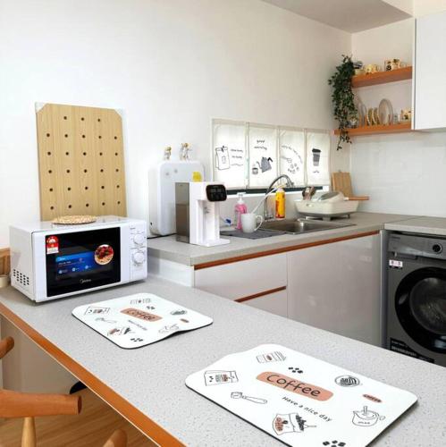 Η κουζίνα ή μικρή κουζίνα στο Splashmania Gamuda Cove Homestay with Projector and Tent KLIA Banting