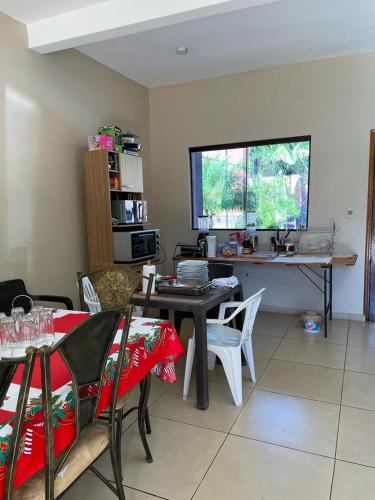 Una sala de estar con una mesa y sillas y un escritorio. en Quinta La Esperanza, en San Antonio